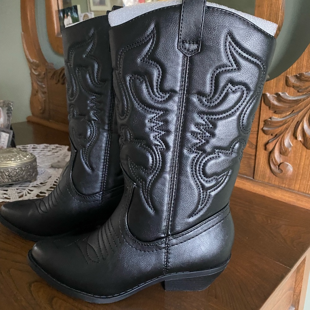 Black cowgirl boots